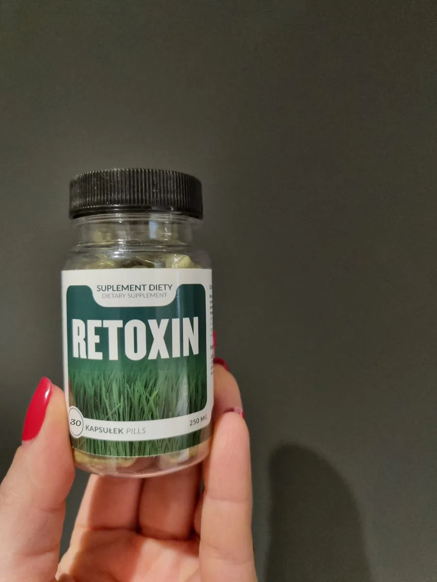 Rzeczywiste opakowanie Retoxin trzymane w dłoni
